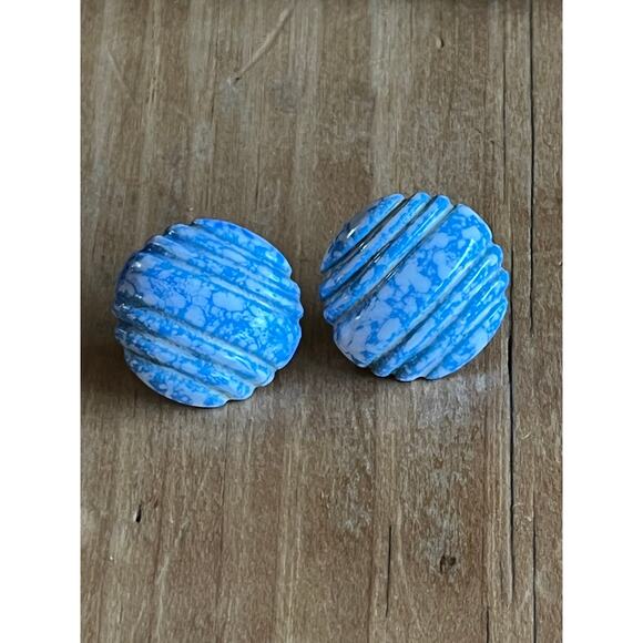 Vintage fashion women's round earrings. plastic blue/white marble look. costume. - Picture 1 of 4